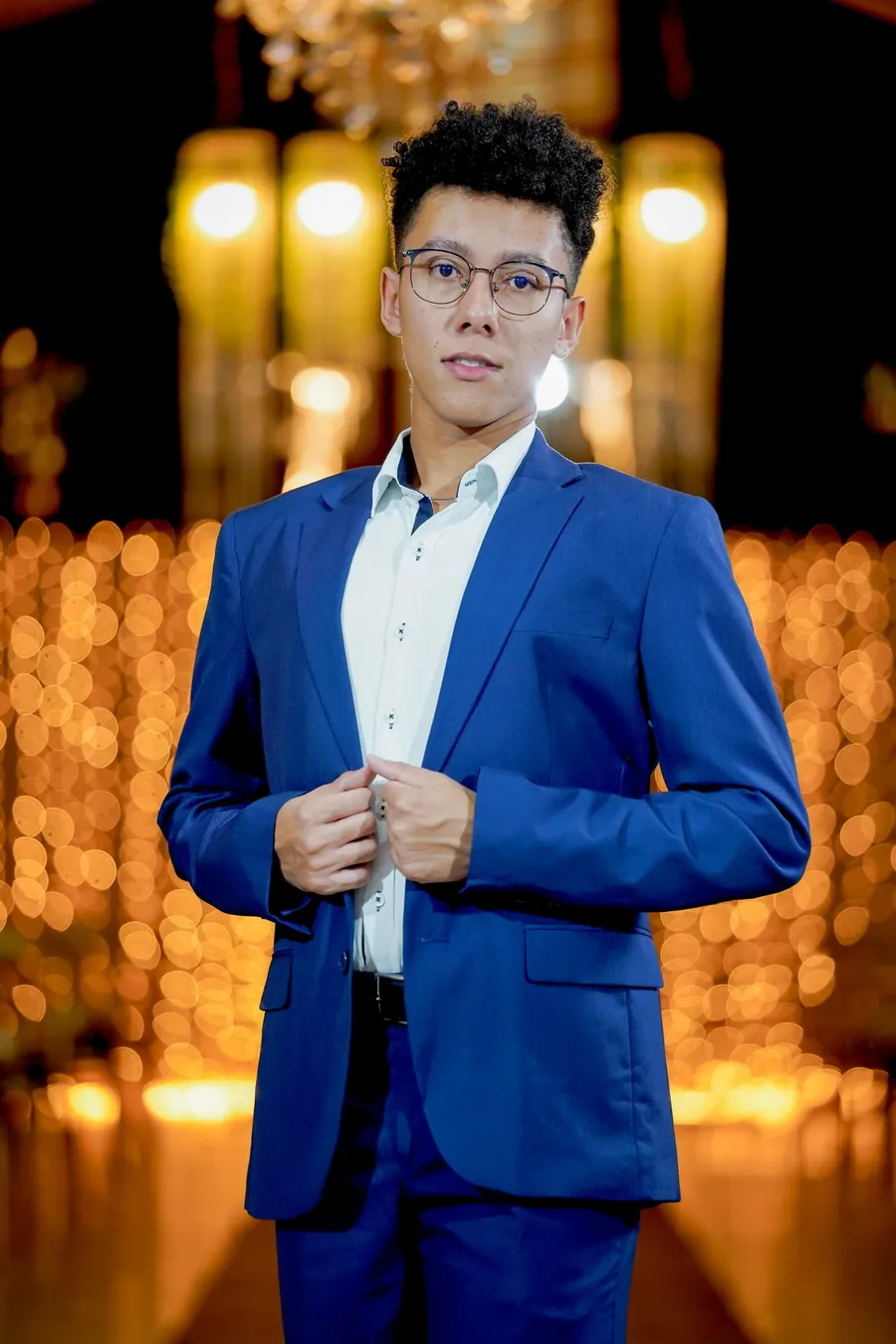 Ezequiel Campos de terno azul e camisa branca, em retrato profissional